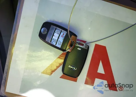 2017 Kia Sedona Lx z USA, uszkodzony, nr VIN KNDMB5C12H6240561